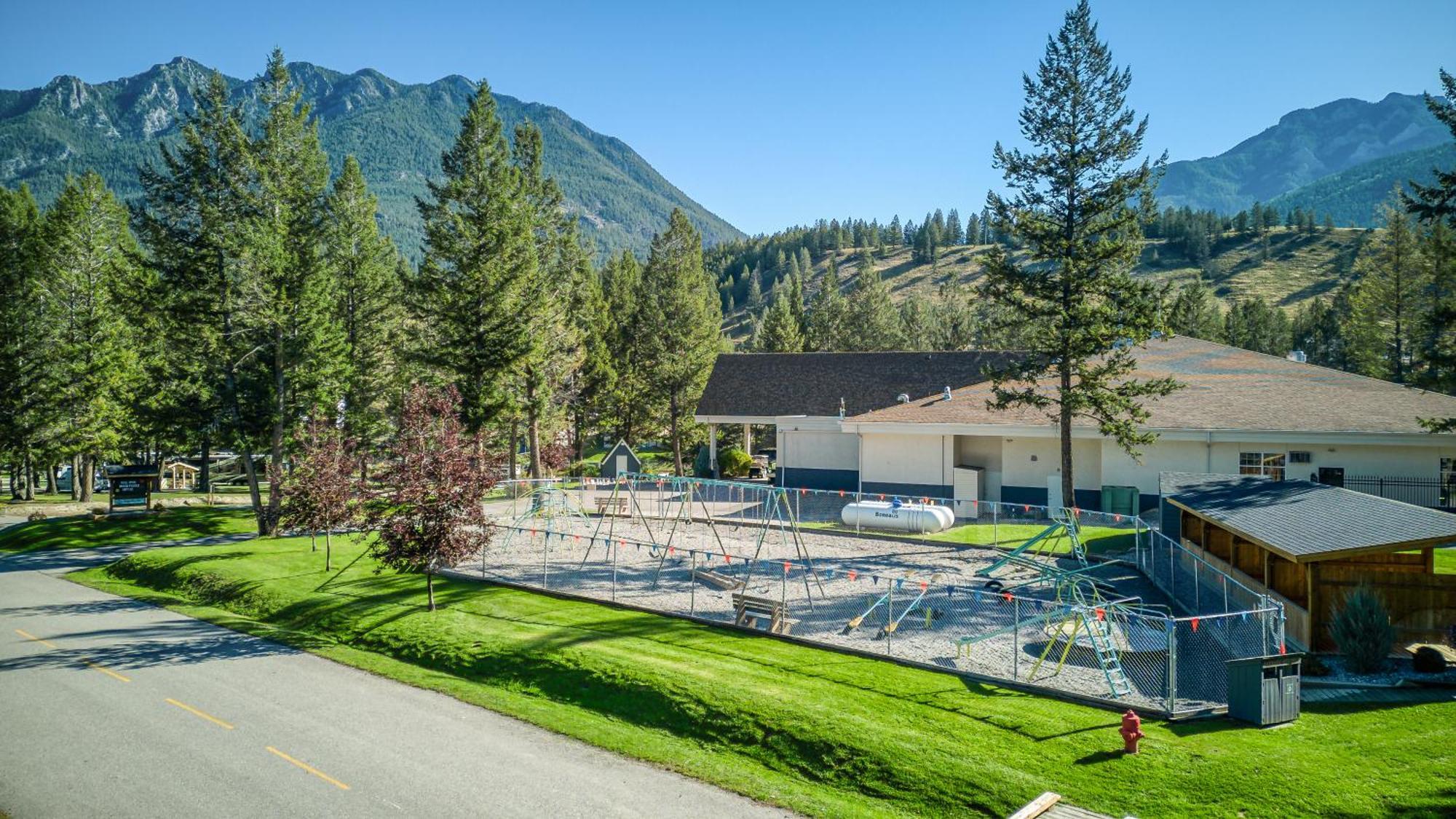 Ridgeview Resort Radium Hot Springs Esterno foto
